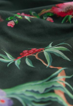 Látka s květinovým vzorem má tmavě zelený základ s růžovými a červenými květy, zelenými listy a jemnou síťovitou texturou.