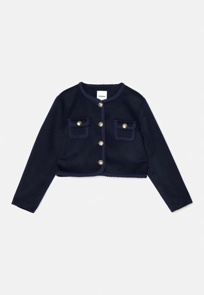 Mornarska kratka jakna z dolgimi rokavi, z zlatimi gumbnimi zapiranji in dvema sprednjima žepoma. Ima pleteno obrobo ob izrezu in robovih žepov.