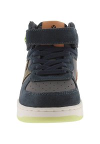 Sneaker alta realizzata in suede blu con accenti grigi, punta rotonda, tomaia perforata, suola verde e dettagli in marrone sulla cinghia.