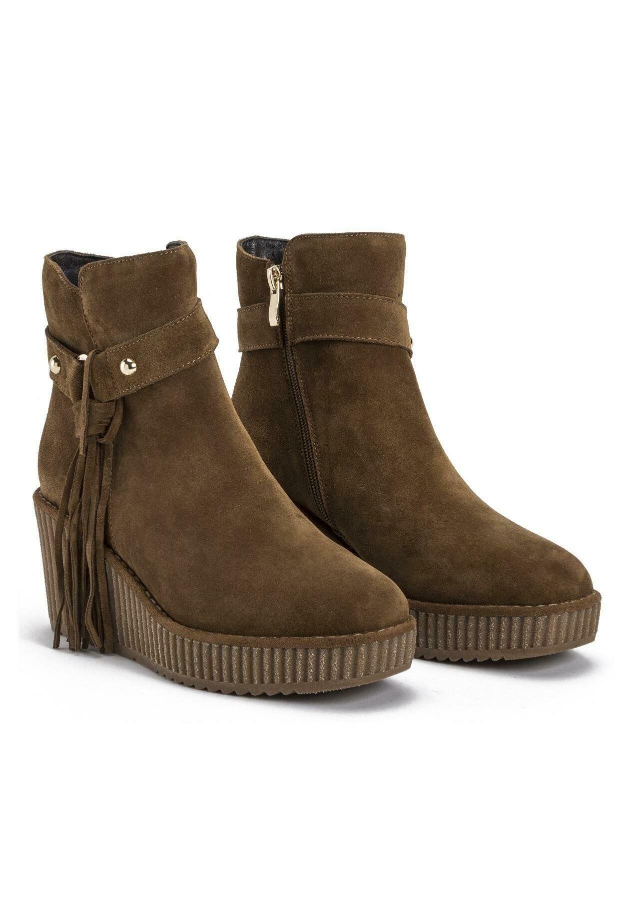 Botines online mujer de cuña baja de la marca carmela