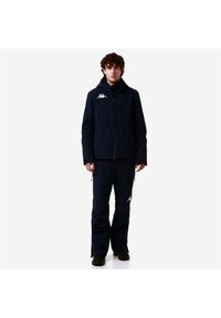 Giacca e pantaloni da sci blu navy realizzati in tessuto resistente all'acqua, dotati di zip frontale, cappuccio e un logo a contrasto sul petto.