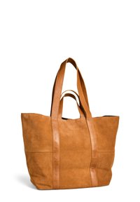 Grande sac tote en daim beige avec deux anses courtes et deux longues en cuir, se tenant debout sur un fond blanc.