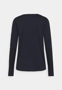 Marineblauwe langemouwen shirt met een ronde halslijn, met een gladde textuur en een ontspannen pasvorm. Geen zichtbare patronen of accenten.