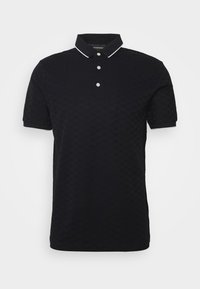 Svart polo t-shirt med ett texturerat mönster, har krage, tre vita knappar och vit kant på kragen och ärmarna.