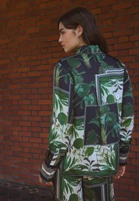 Next REGULAR FIT LONG SLEEVE  - Košilová halenka  - kew collection black green palm print