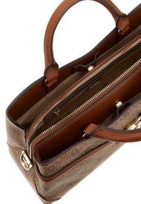 Borsa a mano strutturata marrone con un esterno testurizzato, manici in pelle marrone, hardware dorato e diversi scomparti con zip all'interno.