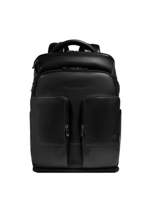 Schwarzer Leder-Rucksack mit mehreren Reißverschlussfächern, gepolstertem Rücken, oberem Griff und verstellbaren Schultergurten. Glatte Textur, minimalistisches Design.