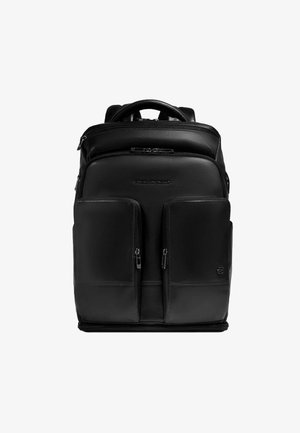 Mochila de cuero negro con múltiples compartimentos con cremallera, respaldo acolchado, asa superior y correas de hombro ajustables. Textura suave, diseño minimalista.