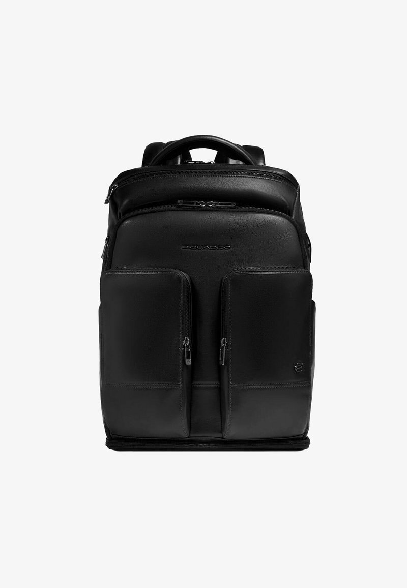 Zwarte leren rugzak met meerdere ritsvakken, gewatteerde achterkant, bovenhandgreep en verstelbare schouderbanden. Gladde textuur, minimalistisch ontwerp.