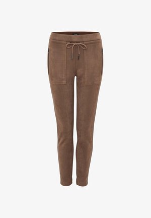 Pantaloni jogger marroni realizzati in morbido materiale simile alla pelle scamosciata, con vita elastica e cordoncino, dotati di due tasche laterali con zip.
