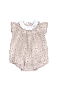 Combinaison bébé en plaid marron et crème avec de courtes manches bouffantes, un col froncé blanc et une fermeture à boutons à l'arrière.
