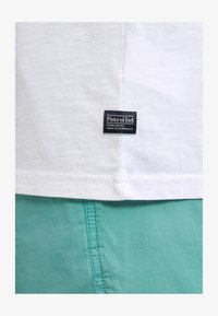 Selectat, bright white