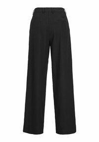Zwarte wijde broek gemaakt van een lichtgewicht stof. Heeft een aansluitende taille, riemlussen en een enkele achterzak. Soepele textuur.