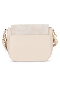 Beige konstläder crossbody-väska med slät yta, rundade kanter, guld detaljer och en kontrasterande ljus överficka.