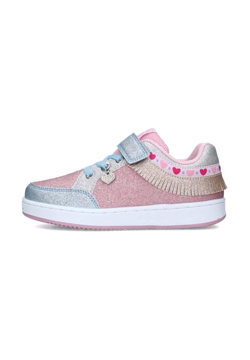 Sneaker glitterato rosa e argento con cinturino in Velcro, dettagli in pizzo e motivi a cuore sui lati, dotato di suola bianca e rivestimento rosa.