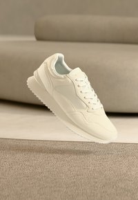 Επιλέχθηκε, off white