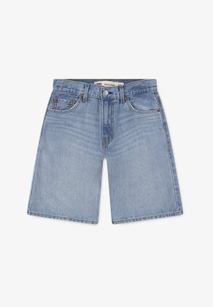 Shorts de mezclilla azul claro, de corte holgado, hasta la rodilla, con cinco bolsillos, botón de metal y detalles de costuras en contraste.