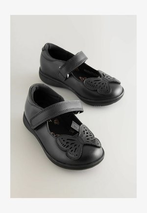 Pantofi Mary Jane din piele neagră, cu un design cu decupaj în formă de fluture pe vârf, curea de prindere sigură și talpă din cauciuc texturat. Interiorul căptușit are un model subtil.