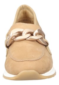 Chaussure slip-on en suède beige avec une chaîne dorée décorative sur le dessus, semelle en caoutchouc et couture contrastée sur les bords.
