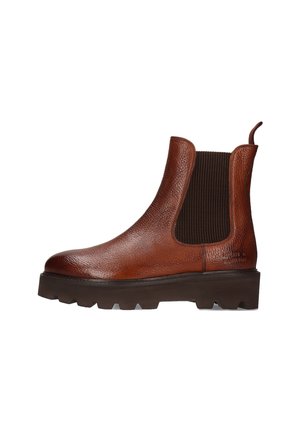 Bottine Chelsea en cuir marron texturé avec une épaisse semelle en caoutchouc noir et un panneau latéral élastique, languette à l'arrière.