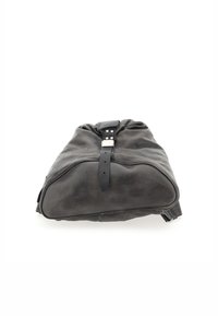 Sac en cuir noir avec un fond arrondi, un dessus froncé et une fermeture à boucle. Présente une texture lisse et une sangle réglable.