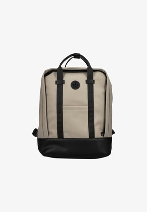 Beige rugzak met een zwarte, textuurachtige onderkant, twee zwarte banden en een voorvak. Heeft een rond logo aan de bovenkant van de voorkant.