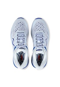 Baskets de sport bleu clair avec dessus en maille, lacets blancs et accents bleus. Comprend des trous de ventilation et des semelles intérieures rembourrées.