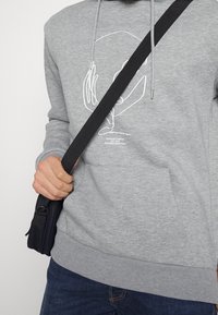 CLOSURE London Jersey con capucha - mottled grey