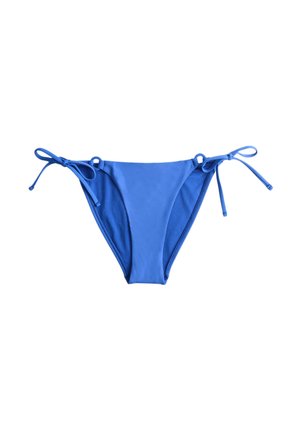 Niebieskie majtki od bikini z regulowanymi wiązaniami po bokach i detalami w postaci pierścieni na białym tle.