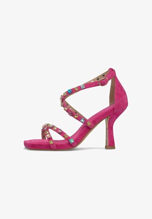 Sandale à talons hauts en daim rose avec bout carré, bride à la cheville et ornements de pierres précieuses multicolores et clous dorés.