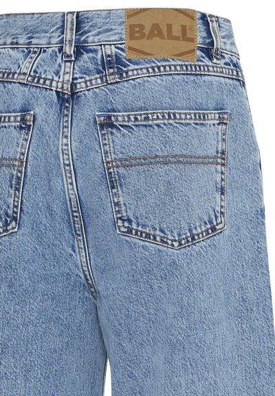 Gai zilu džinsi ar brūnu ādas ielīmi ar uzrakstu "BALL", divām aizmugures kabatām un redzamu šuvju detaļu.