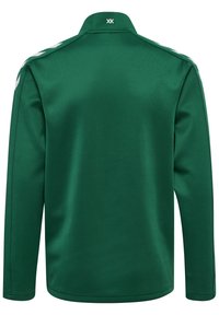 Suéter verde de manga larga con cuello simulado, textura suave y acentos de rayas blancas en los hombros. La vista trasera muestra un branding mínimo.