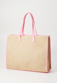 Beige olkilaukku, jossa on vaaleanpunaiset tekonahkahandat ja reunat. Rakenteellinen muoto, jossa on sileä pinta ilman näkyviä kuvioita.