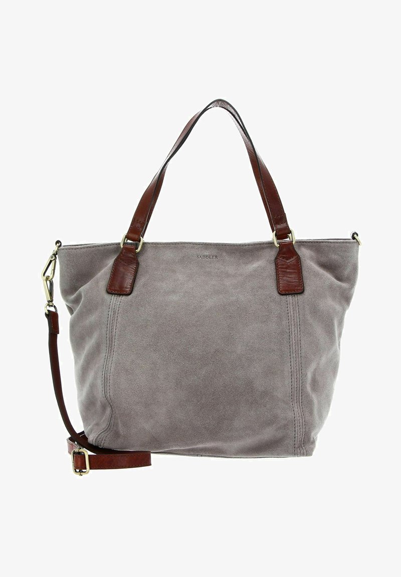 Sac tote en daim gris avec des poignées et des accents en cuir marron. Comprend une ouverture en haut, des détails de couture sur les côtés et une bandoulière ajustable.