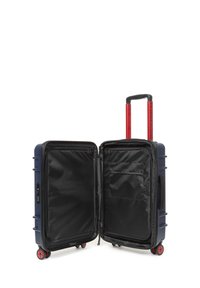 Blå hårtskal resväska med ett rött utdragbart handtag och hjul, med en svart inredning utan synliga fack eller föremål.