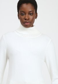 INFLUENCER TURTLENECK - Strickpullover - milk
