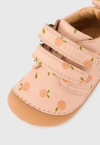 Ροζ παιδικό παπούτσι με μοτίβο ροδάκινου, διπλούς ιμάντες με βέλκρο και ανοιχτό καφέ λαστιχένια σόλα.