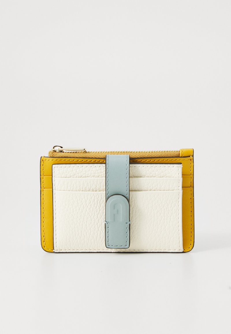 Portafoglio in pelle con una combinazione di colori giallo e bianco. Presenta una fascia blu chiaro e diverse fessure per carte. Finitura testurizzata e chiusura con zip.