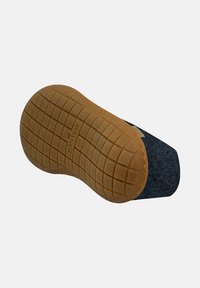 Grå filttoffel med gummisula. Sulan har ett texturerat, halkfritt rutmönster. En enkel, rundad design med minimala detaljer.
