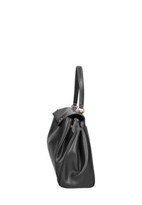 Borsa a mano in pelle nera con una texture morbida e sgualcita, una singola maniglia lunga e dettagli in metallo dorato. Design spazioso adatto all'uso quotidiano.