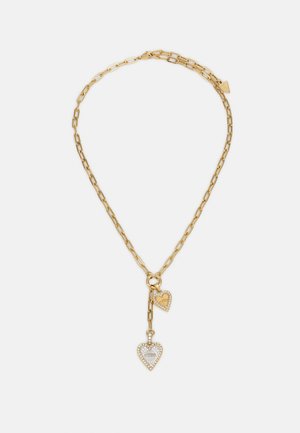 Collana in oro con catena, caratterizzata da due pendenti a forma di cuore, uno in oro lucido e l'altro decorato con pietre trasparenti. Design a maglie con chiusura a moschettone.
