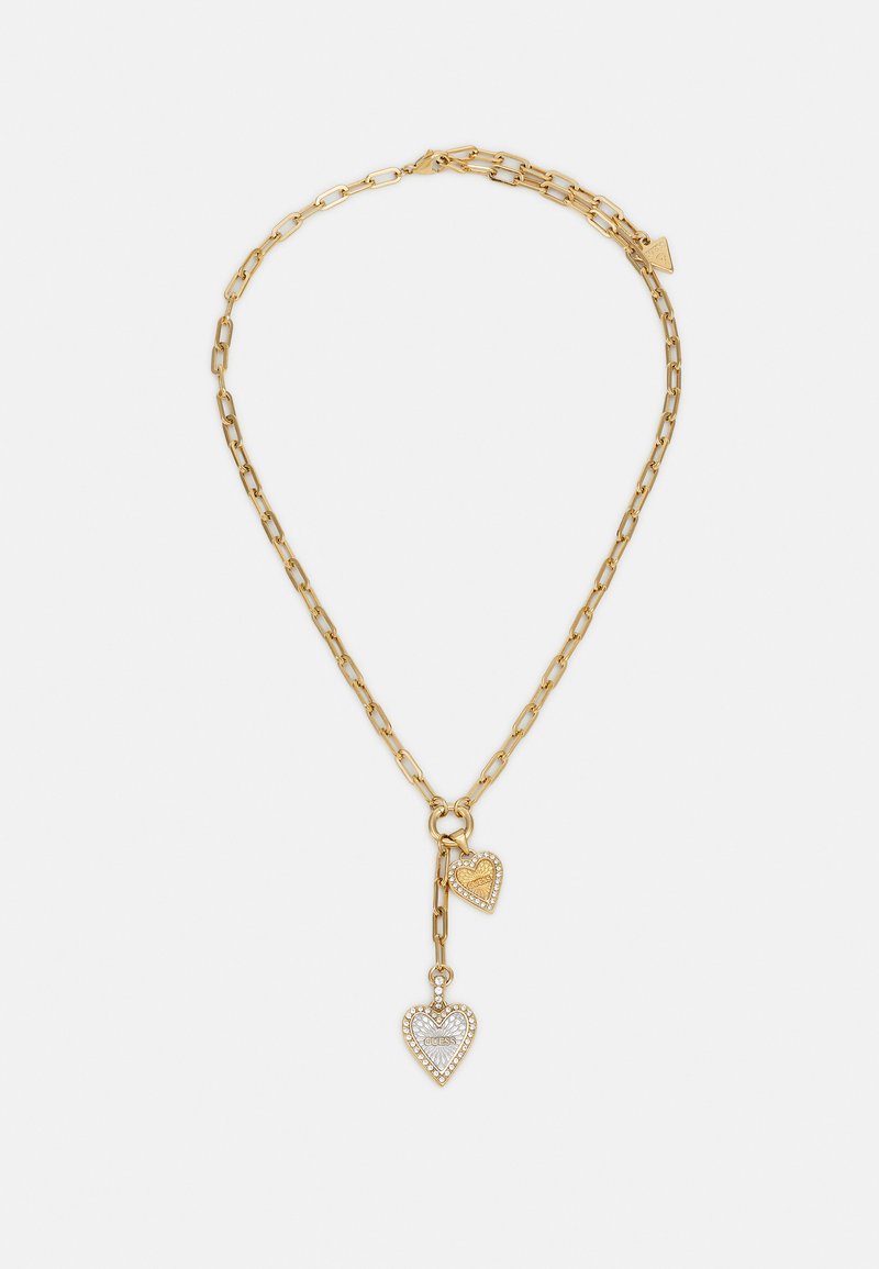 Collier en chaîne dorée avec deux pendentifs en forme de cœur, l'un en or poli et l'autre orné de pierres transparentes. Design maillé avec un fermoir en forme de homard.