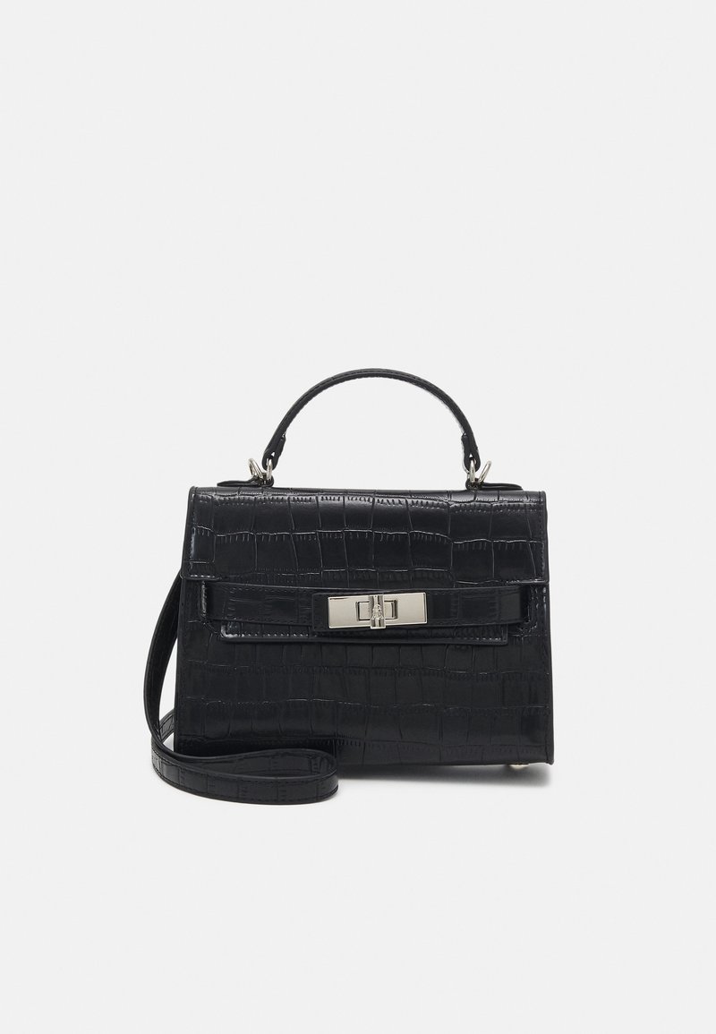 Sac à main noir embossé effet croco avec poignée supérieure, fermoir avant argenté à tourniquet et bandoulière amovible sur fond blanc.
