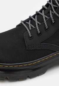Dr. Martens Bottines à plateau - black