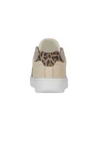 Zapatilla de ante color beige con un acento de tela de estampado de leopardo en el talón y una suela de goma blanca, con un diseño de caña baja.