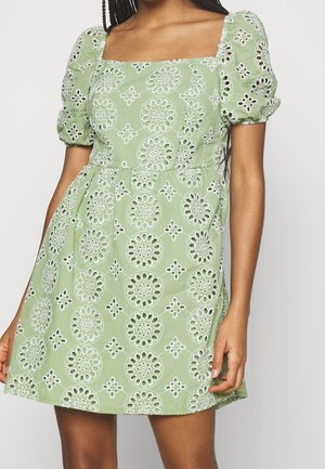 Grünes Baumwollkleid mit quadratischem Ausschnitt, Puffärmeln, floraler Lochstickerei und tailliertem Schnitt mit ausgestelltem Rock.