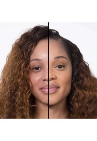 Metà di un volto mostra un tono di pelle naturale e ricci definiti; l'altra metà ha una texture più liscia con capelli lisci. Diviso verticalmente nel mezzo.