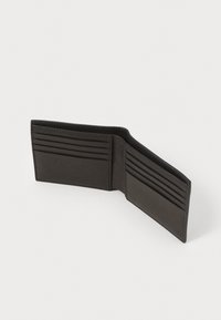 Cartera bifold de cuero negro abierta, mostrando ocho ranuras para tarjetas y dos bolsillos más grandes en el interior, sobre una superficie blanca lisa.