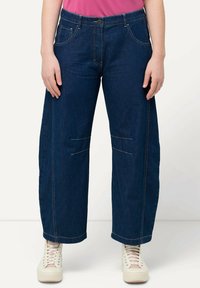 Dunkelblaue, weit geschnittene Jeans aus Denim, mit Fronttaschen, Knopfverschluss, kontrastierenden Nähten und geradem Schnitt.