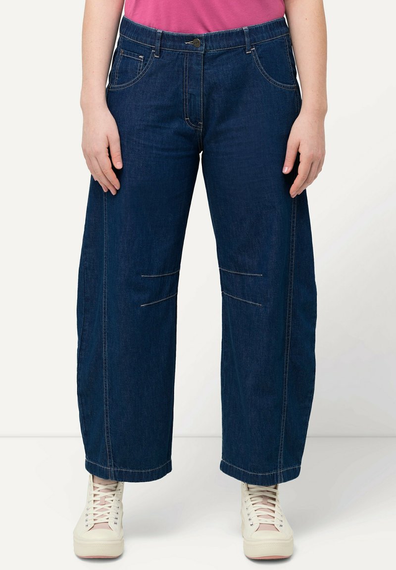 Dunkelblaue, weit geschnittene Jeans aus Denim, mit Fronttaschen, Knopfverschluss, kontrastierenden Nähten und geradem Schnitt.